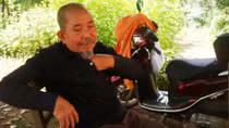 Ông già Biển Hồ 'cướp cơm Hà Bá'