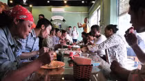 Bữa cơm trưa 1000 đồng dành cho người lao động nghèo ở Hà Nội