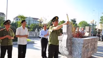 Đại tướng Trần Đại Quang dâng hương tưởng nhớ Chủ tịch Hồ Chí Minh