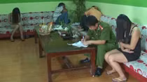 Nhân viên quán ăn gia đình bán dâm trong nhà nghỉ