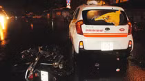 Tông trực diện vào xe taxi, nam thanh niên nguy kịch