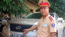 Chìa thẻ phóng viên 'rởm' để 'lòe' cảnh sát giao thông xin xe vi phạm