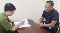 Gã thám tử chuyên rình quý bà vào nhà nghỉ với “phi công”
