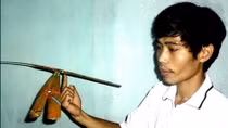 "Chuồn chuồn gãy cánh xuống sông"