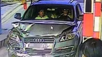 Tạm giữ hình sự tài xế xe Audi tông hai mẹ con trên cao tốc Nội Bài- Lào Cai 