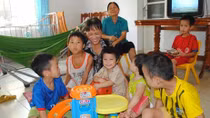 Cuộc sống mới của ba mẹ con từng sống trong hang như thời tiền sử