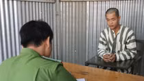 Kẻ đồi bại kiếm tiền mua vàng cầu hôn với người tình