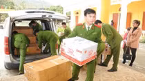 Tặng quà học sinh, nhân dân có hoàn cảnh khó khăn xã Hào Lý