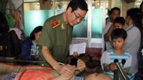 100 phần quà Tết của Báo CAND tới với bệnh nhi Ung bướu