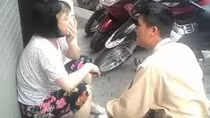 CSGT giúp đỡ cụ già lạc đường tìm người thân
