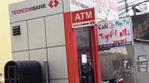 TPHCM: Đang truy xét 3 đối tượng đột nhập buồng ATM trộm tài sản