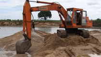 Hà Tĩnh: Phát hiện, xử lý 3 tàu khai thác cát lậu trên sông Ngàn Sâu 