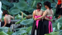 Xấu xí bên sen