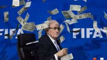 Ông Blatter bị ném tiền vào mặt trước cuộc họp báo