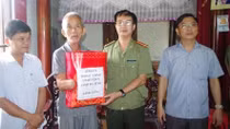 Công an tỉnh Hà Tĩnh tặng quà nhân dịp 27/7