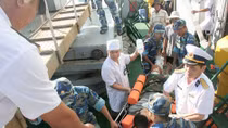 Đưa ngư dân gãy xương chân từ Trường Sa vào đất liền