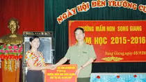 Báo CAND tặng quà Trường mầm non Song Giang 