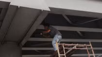 Ùn ứ giao thông vì container kẹt dưới dầm cầu vượt thép Lăng Cha Cả