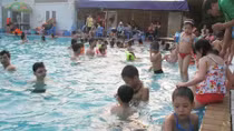 Ngột ngạt bể bơi ngày nắng nóng tại Hà Nội