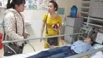Nắng nóng và áp lực, nhiều thí sinh ngất xỉu tại phòng thi