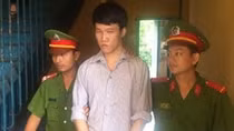 Dọa tung ảnh khỏa thân của nữ sinh lên mạng để đòi quan hệ