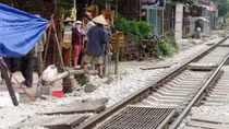 Tàu lửa tông chết người đàn ông ngồi trên đường ray