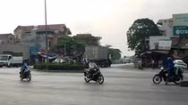 Công nhân 'xé rào' băng qua dải phân cách ở quốc lộ 5