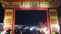 Đầu năm đi "bán rủi cầu may" ở chợ Viềng 