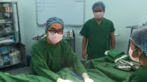 Chuyện về những bác sĩ Việt Nam trắng đêm cứu người ở Phnom Penh