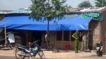 Mang dao sang chém hàng xóm rồi tự đâm bụng mình