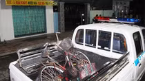 Mưa lớn, một phụ nữ đi xe đạp bị nước cuốn trôi