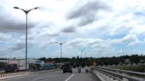 Đèn sáng giữa trưa trên đường dẫn cầu Cần Thơ
