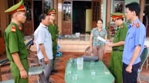 Khởi tố 3 'quan xã' ăn tiền người nghèo