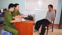 Giây phút khóa tay kẻ trốn nã luôn thủ sẵn lựu đạn trong túi