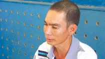 ‘Cát tặc’ lái xe công nông tấn công đoàn kiểm tra
