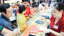 Mua bán theo trào lưu đẩy giá vàng diễn biến khó lường