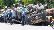 Xe rơ moóc chở gỗ ‘chổng vó’ giữa ngã tư