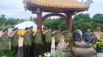 Thứ trưởng Bùi Văn Nam dâng hương, tri ân các liệt sĩ tại Di tích Thành cổ Quảng Trị