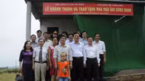 Bộ trưởng Giáo dục tặng nhà cho giáo viên vùng khó Quảng Bình