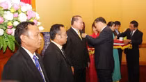 Tặng Kỷ niệm chương Bảo vệ An ninh Tổ quốc cho cán bộ Cơ quan đại diện Bộ An ninh Lào tại Việt Nam 