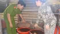 Kinh hãi phát hiện hơn 5 tấn tương ớt bẩn