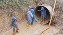 Đường ống nước sông Đà vỡ lần thứ 15, hơn 70.000 hộ dân HN lại bị cắt nước sạch