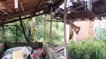 Đang ngủ thì hàng xóm báo vợ treo cổ sau nhà