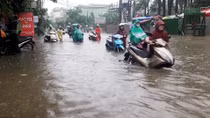 Cám cảnh Thủ đô cứ mưa lại biến thành Hà... lội!?