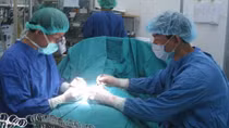 Mẹ 53 tuổi, bố 63 tuổi vẫn sinh đôi hai bé gái 