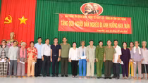 Chia sẻ khó khăn với bà con nghèo vùng hạn, mặn Sóc Trăng