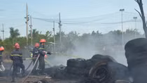 Ngồi nhậu ném tàn thuốc gây cháy bãi cỏ và bãi chứa lốp xe ô tô