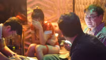Sử dụng người chuyển giới biểu diễn "Bikini Show" thu hút khách