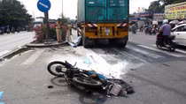 Va chạm với xe đầu kéo, 2 anh em tử vong