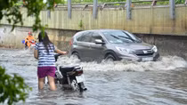 Nhiều tuyến đường TPHCM ngập nặng sau cơn mưa lớn